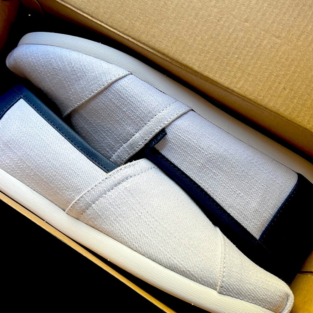 Toms NWT White and Navy Blue alpargata heavy twill shoes